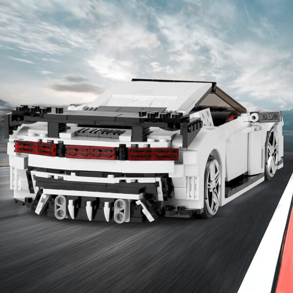 Valge sportauto / 2
