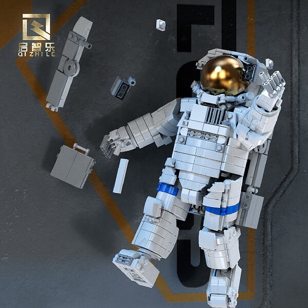 Astronaut / 5