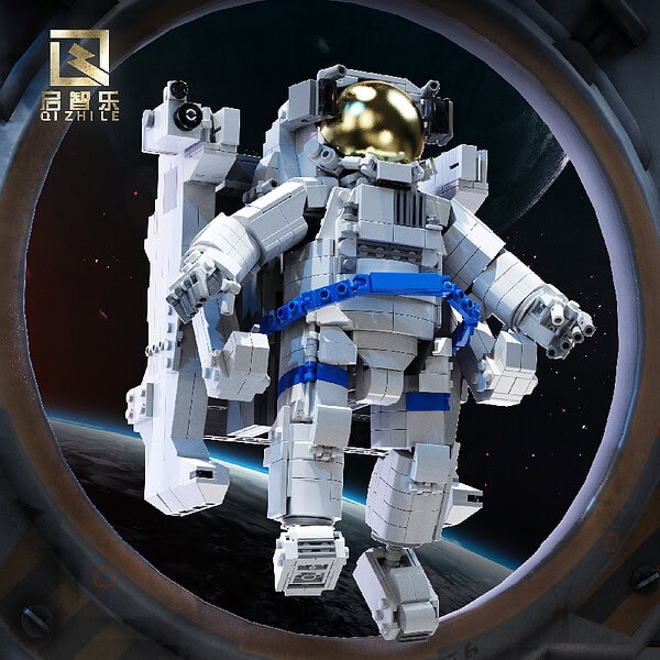 Astronaut / 4